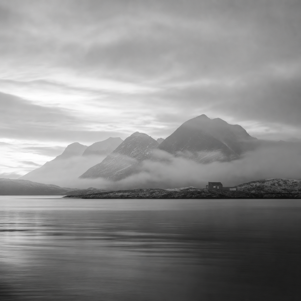 Norsk fjord-landskap ved daggry